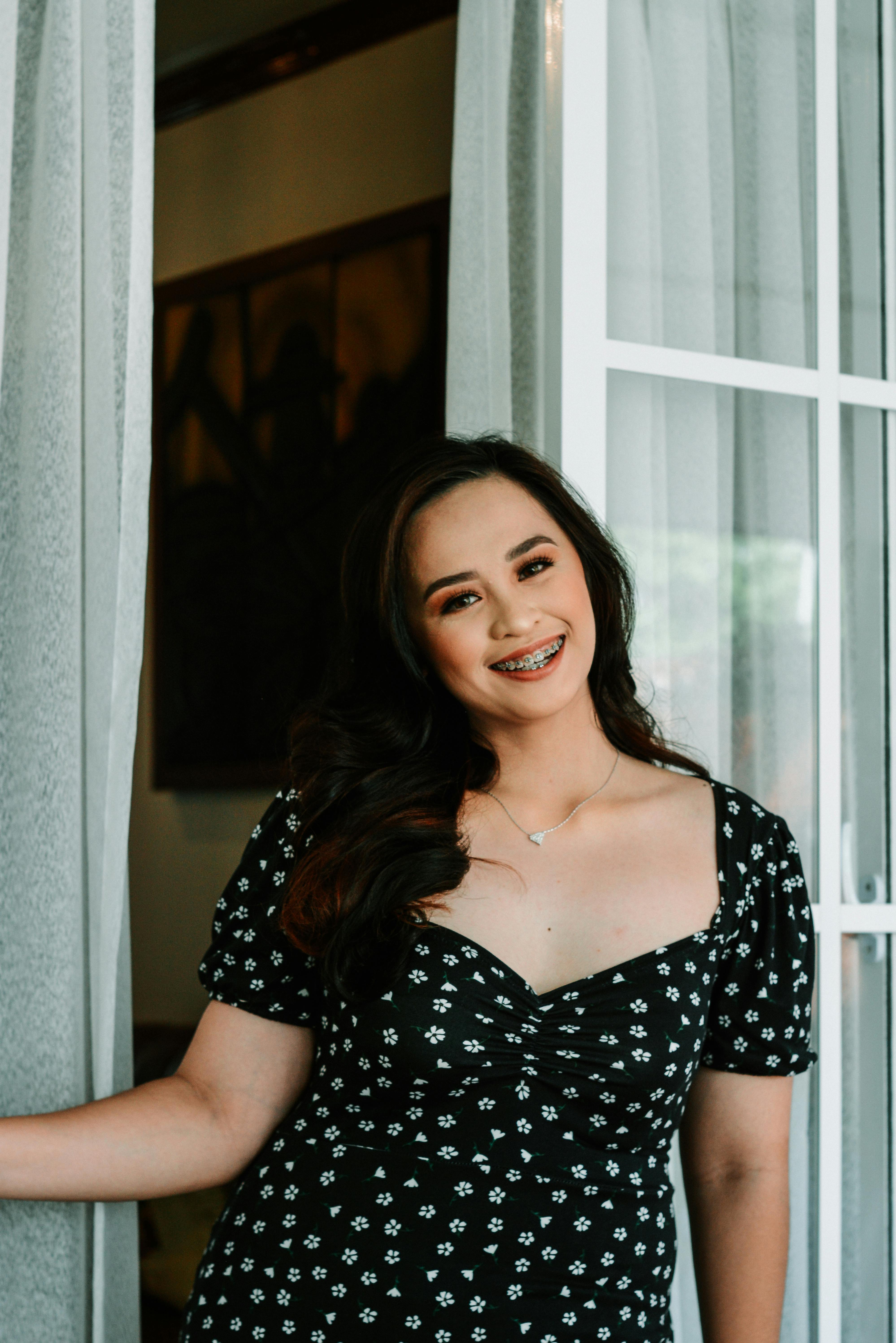 Femme souriante pour le programme amincissement bien-être