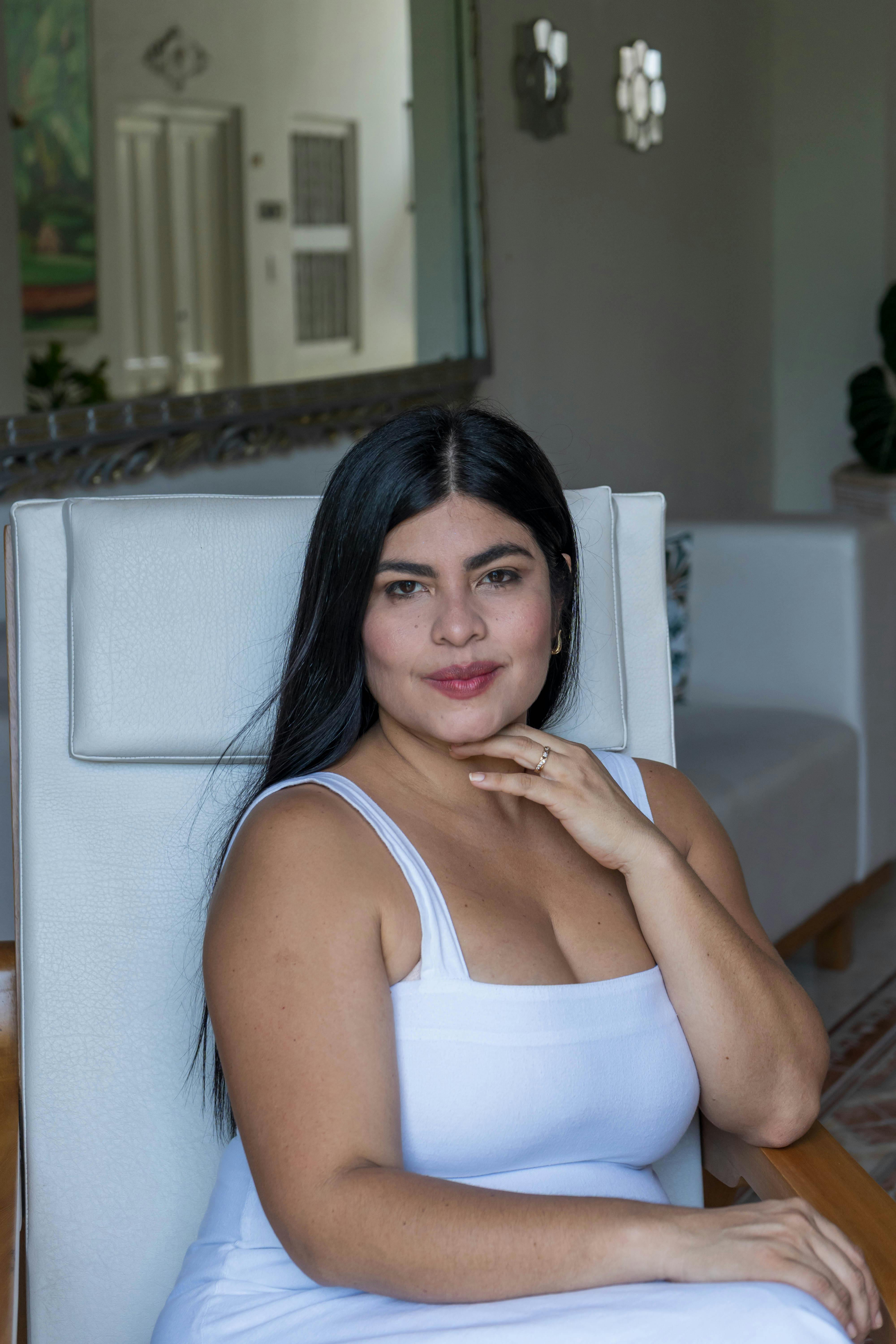 Femme installée dans un espace bien-être haut de gamme